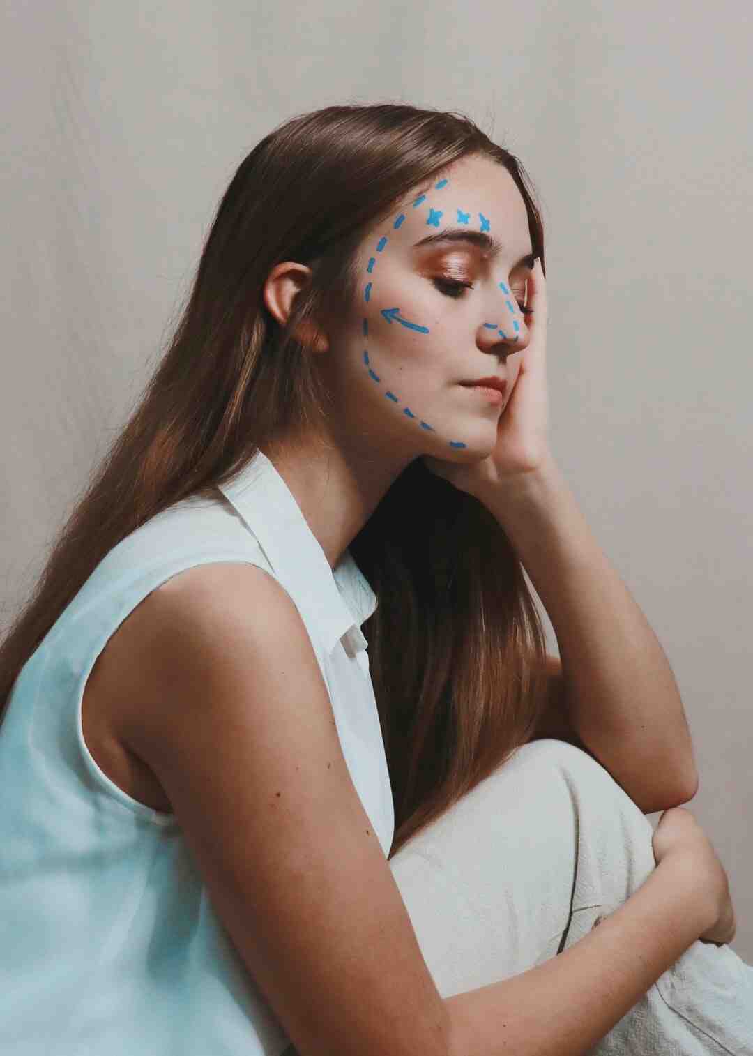 Comment enlever la colle des crochets adhésifs ?