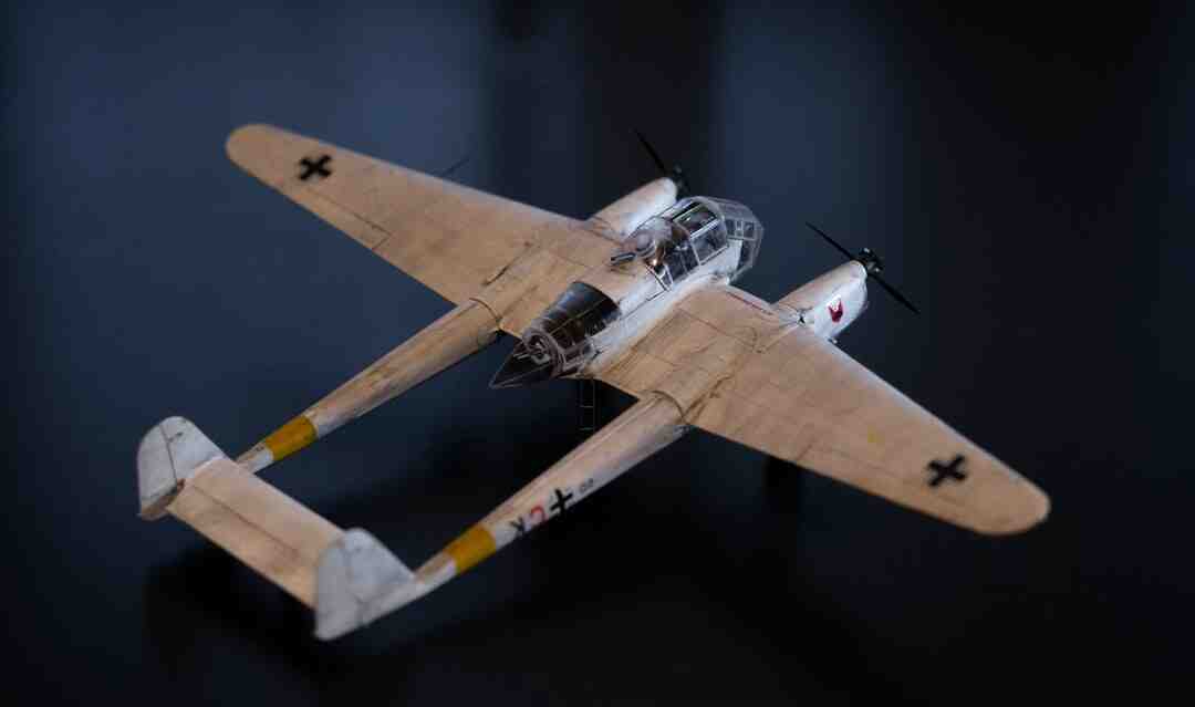 Comment enlever les traces de colle sur une maquette plastique ?