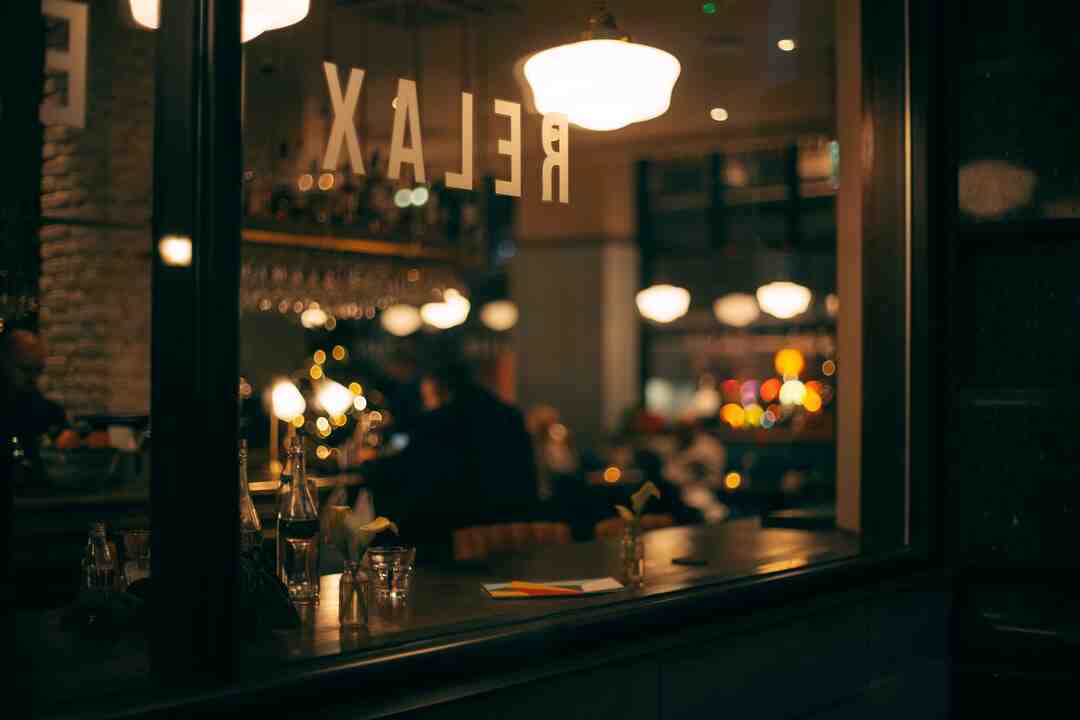 Comment décorer un salon avec du papier peint ?