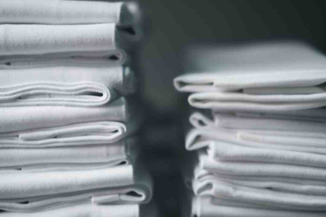 Comment mettre une serviette dans un rond de serviette ?