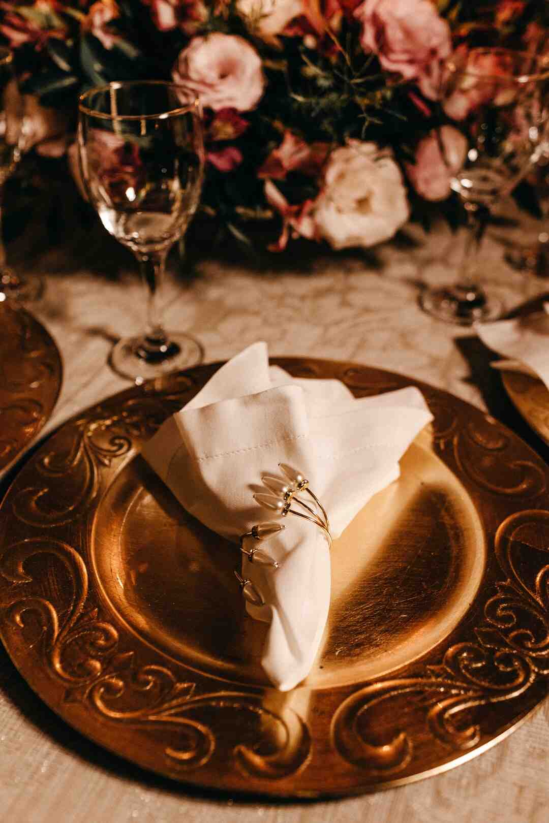 Comment plier des serviettes pour mettre les couverts dedans ?