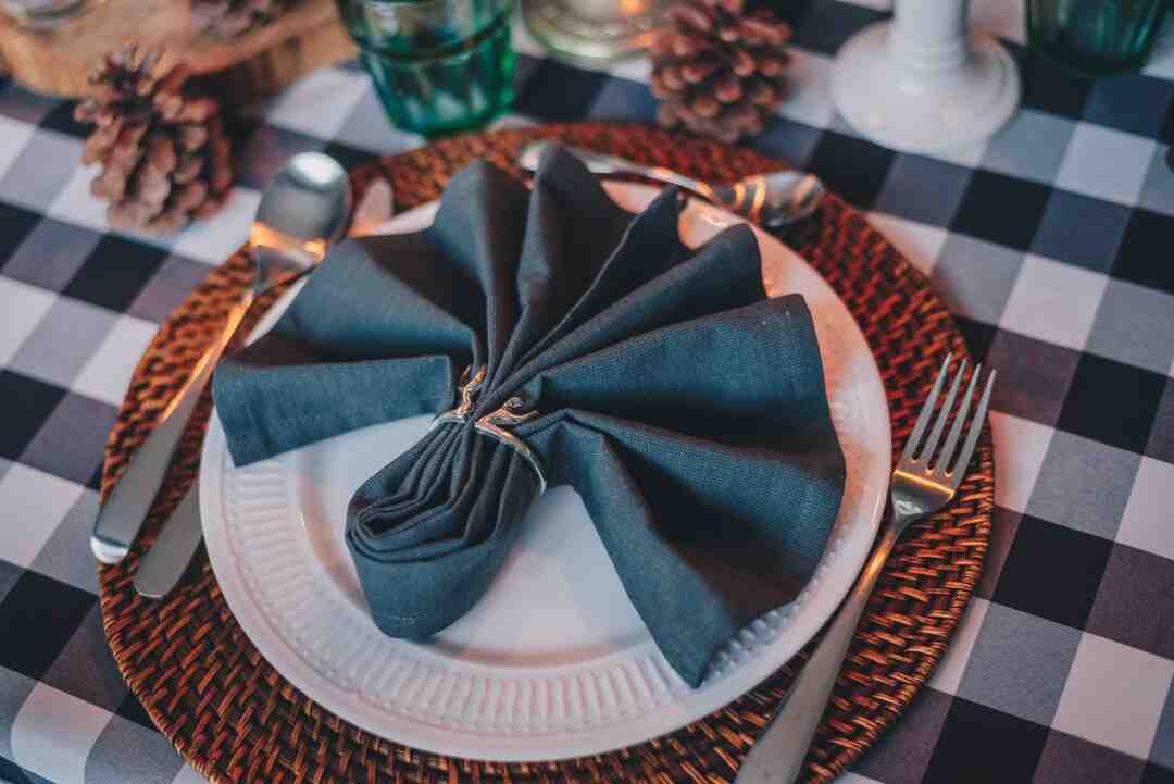 Comment plier des serviettes pour une table ?