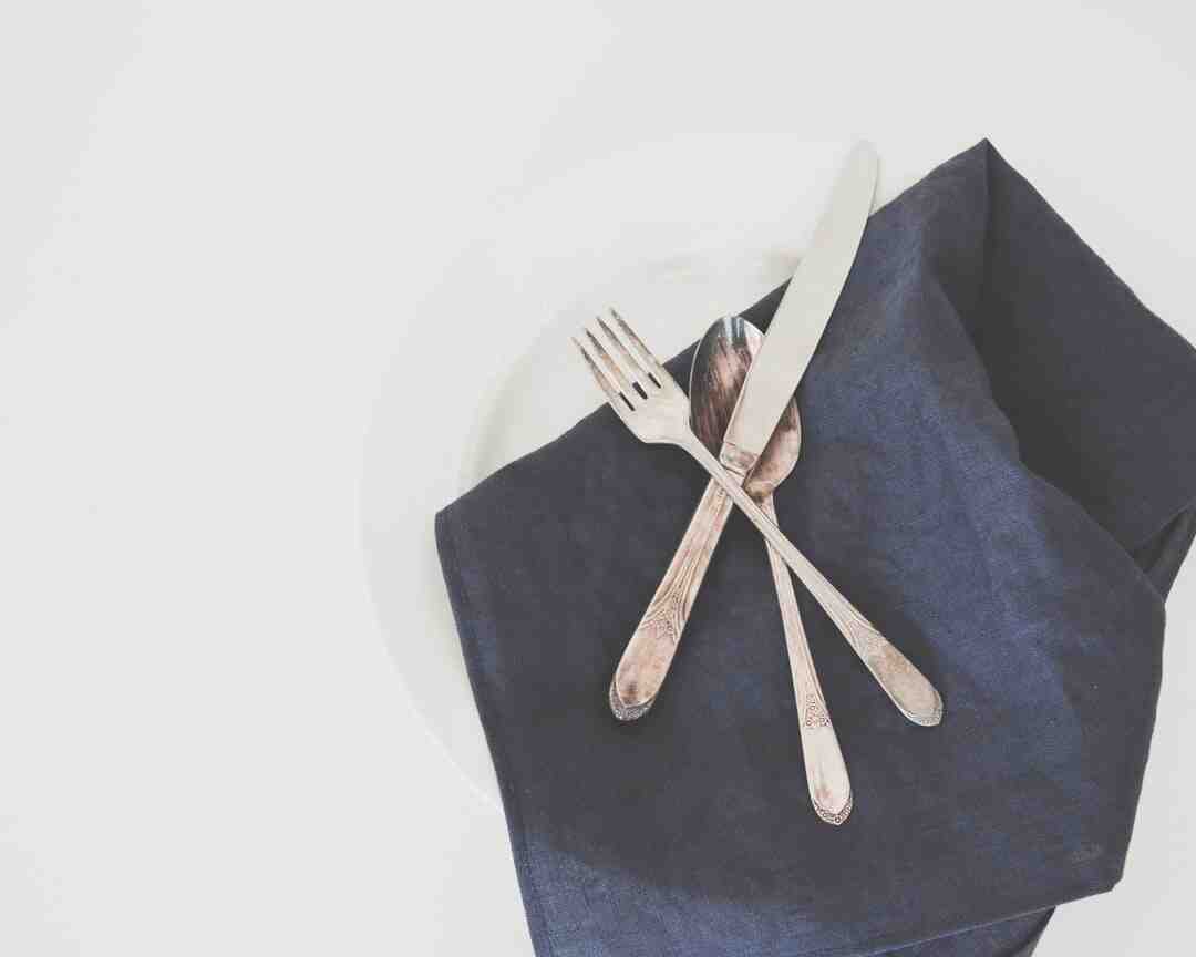 Comment plier une serviette de table en forme d'éventail ?