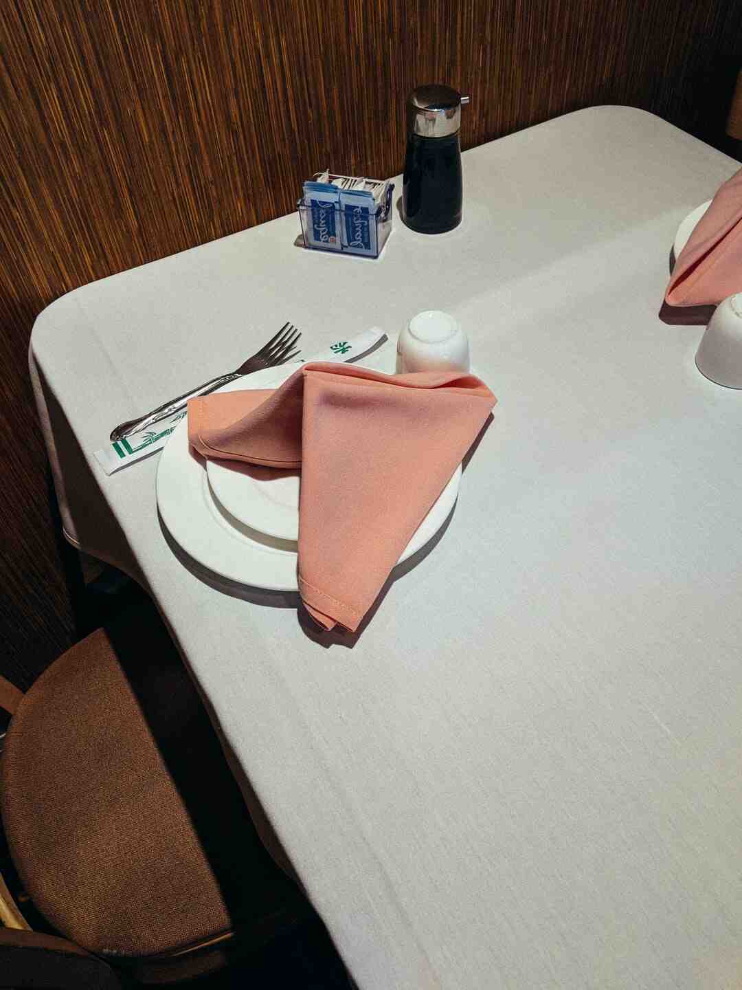 Comment servir et desservir une table ?