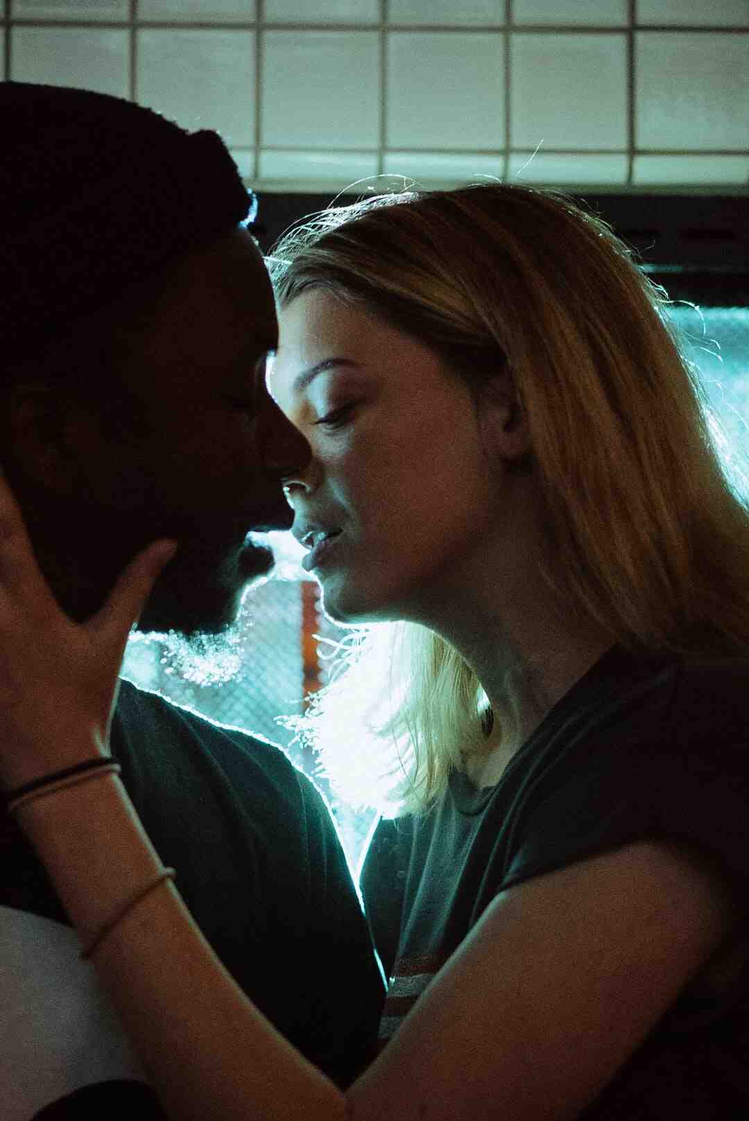 Pourquoi la femme dépendante affective fait fuir les hommes ?