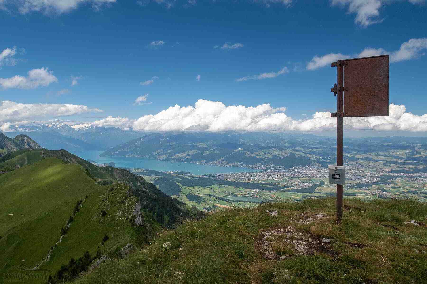 Pourquoi la femme est à gauche de l'homme ?