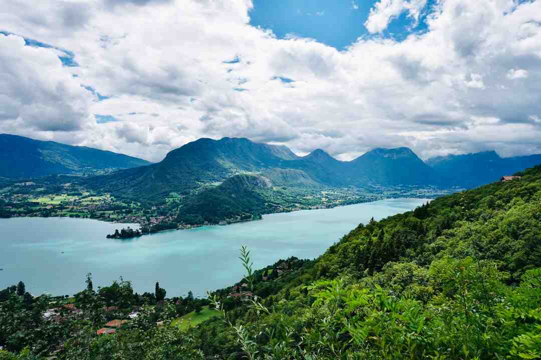 Pourquoi l'eau du lac d'Annecy est si claire ?