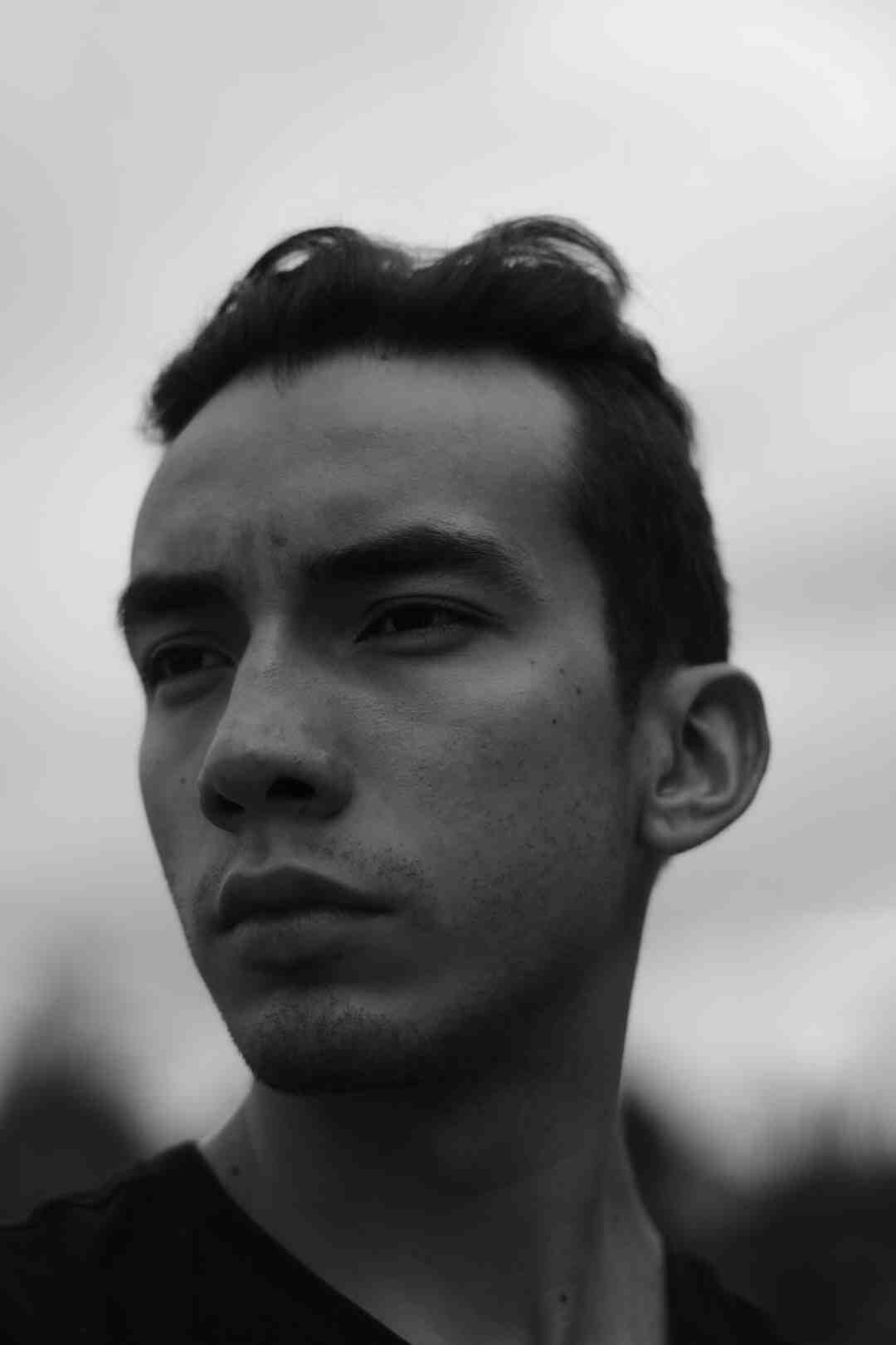 Pourquoi une personne a le teint gris ?