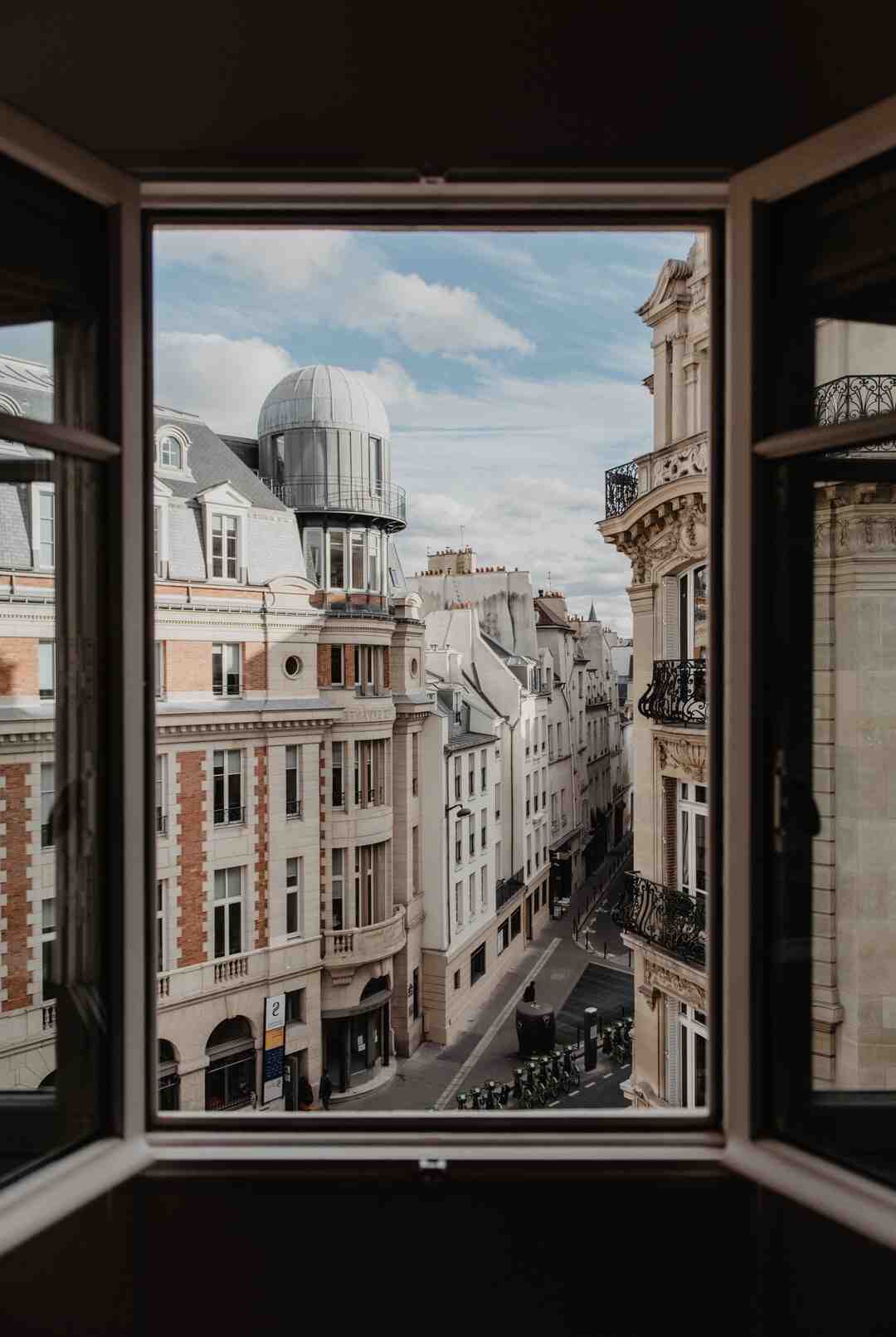 Quel urbaniste transforme Paris à partir des années 1850 ?