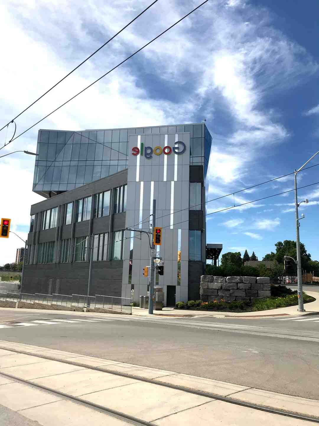 Quelle est la différence entre une adresse email et une adresse mail ?