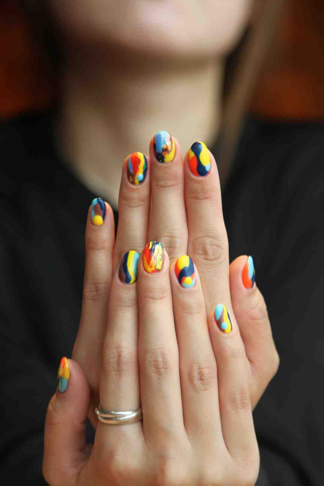 Qui opère les ongles des pieds ?