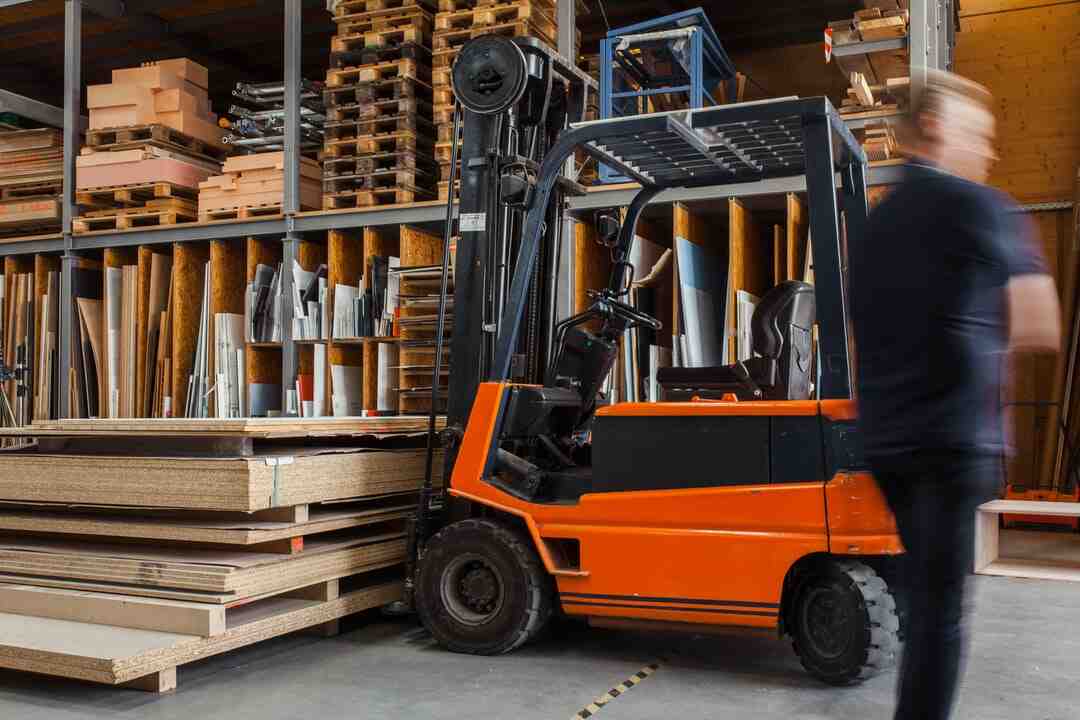 Qui se sert en premier à table ?