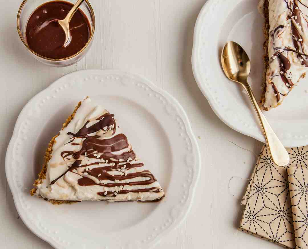 Où placer l'assiette à pain sur la table ?