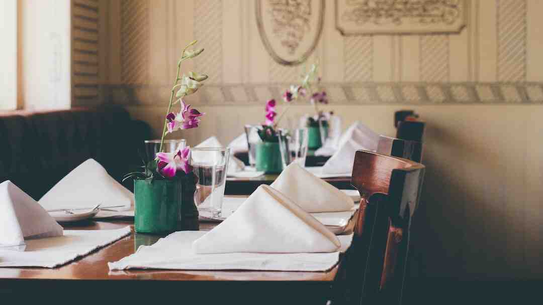 Comment plier ses serviettes pour gagner de la place ?